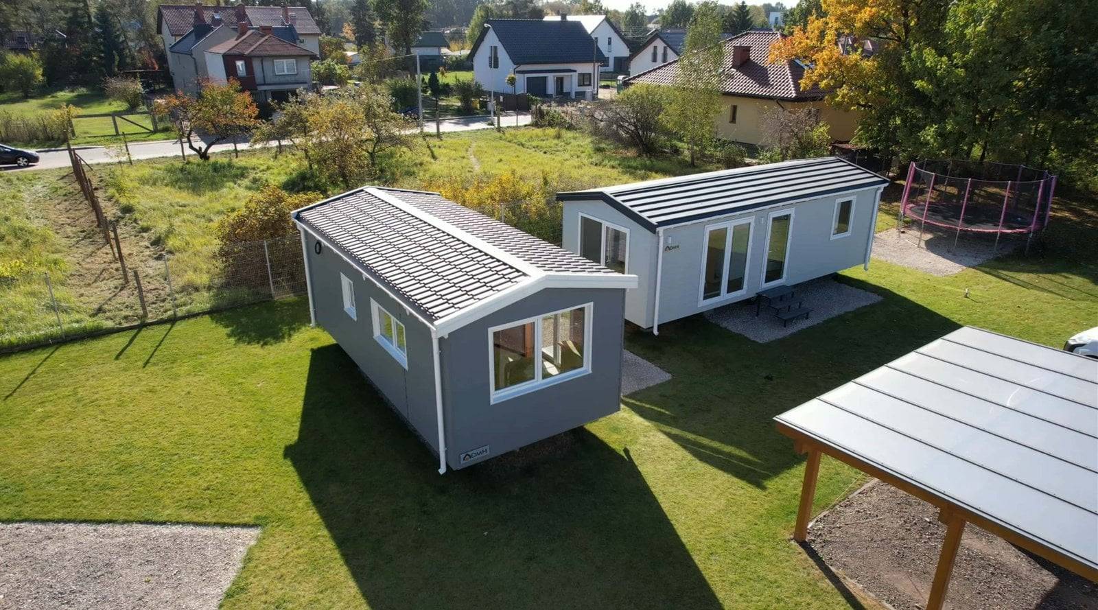 Mobilní domy Tatradomy — letecký záběr dronu na exteriéry domů v reálném prostředí pod Tatrami